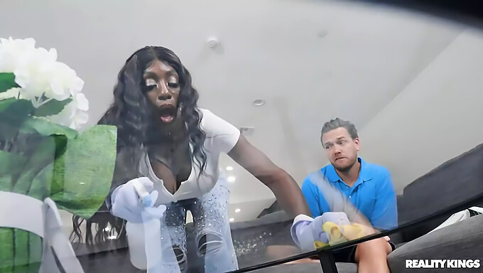 Grote Tieten Ebony Mystique Geeft Een Hete Blowjob En Krijgt Een Cumshot