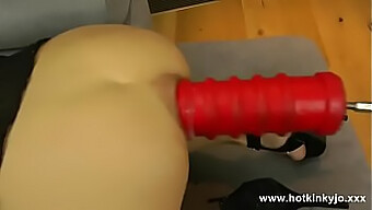 Brincadeira Com Brinquedo Anal Com Um Enorme Dildo Em 480p