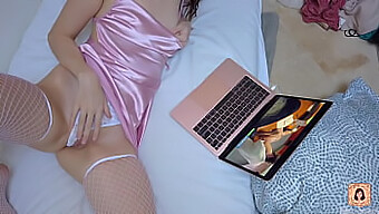 Sexet Teenager Nyder At Se Porno Og Kommer Afsted