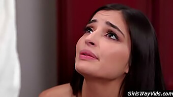 18+ Genç Kız Öğrenci Tarafından Amını Yalatıyor