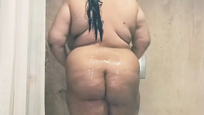 Indian Aunty'S Big Boobs And Ass On Display In Shower