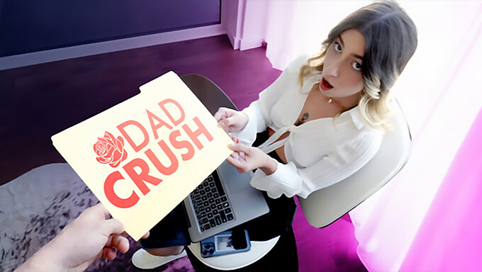 Stedfars Datter Nyder Et Utraditionelt Tæt Forhold - Dadcrush Trailer