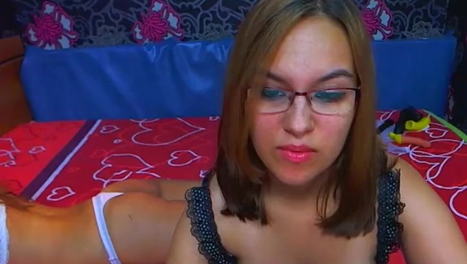 Amateur Lesbians Enjoy Some Live Webcam Fisting Action