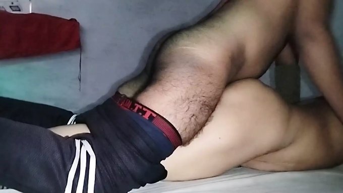Milf Gets Her Pussy Stretched
