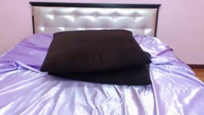 Asian Beauty Shows Off Her Amazing Body On Webcam