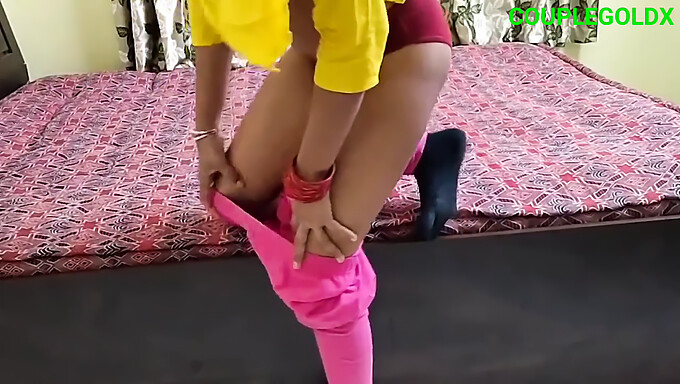 La Figa Bagnata Di Komal Bhabhi In Un Vestito Giallo