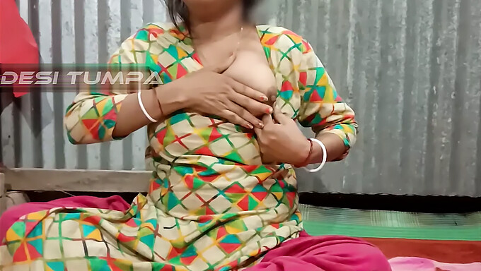 La Bhabhi Desi Tumpa Mostra Le Sue Grandi Tette Bianche E La Sua Vagina Stretta Davanti Alla Telecamera