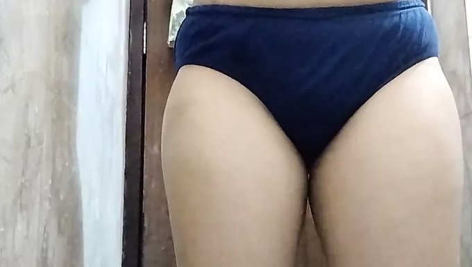 Amateur Wife'S Homemade Video Features Intense Finger Play