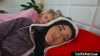 Blond Teen Lesbians Si Užívajú Horúci Anál