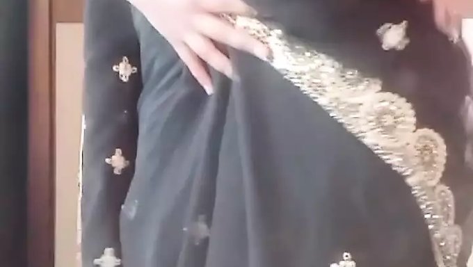 Uncontrolled Squirt: Indian (18+) Masturbates And Shoots