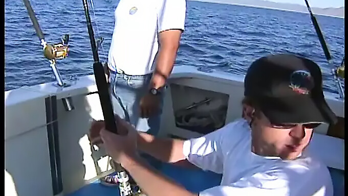 Brunette Forført Af Kaptajnens Fingre Og Mund På En Yacht