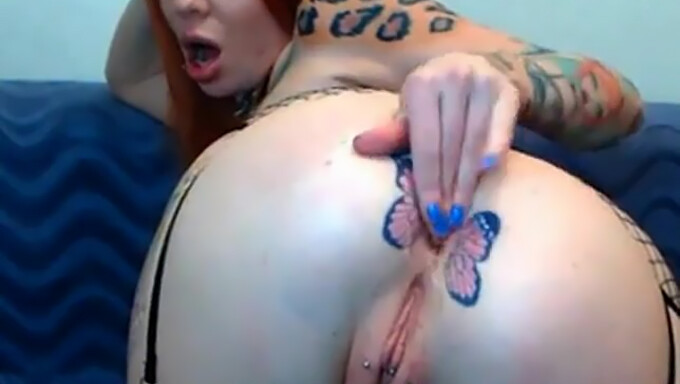 Rothaariges Webcamgirl Mit Schmetterlings-Tattoos